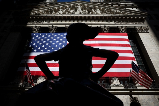 Fearless Girl 동상이 미국 뉴욕시의 뉴욕증권거래소(NYSE) 밖에 보인다. 사진=로이터