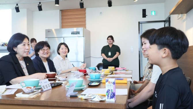 안산시는 지난 12일 오후 단원구 초지동에 소재한 안산시글로벌다문화센터에서 다문화 가족 정책 중장기 추진을 위해 현장 방문한 신영숙 여성가족부 차관과 현안 논의를 진행했다. 사진=안산시