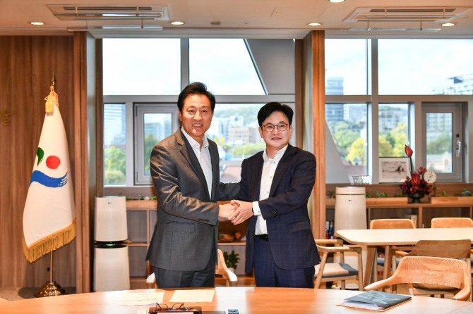 지난 9일 오세훈(왼쪽) 서울시장과 김병수(오른쪽)김포시장이 만나 경기도와 서울특별시 간 관할구역 변경에 관한 특별법안발의 됐다고 밝혔다.   사진=김포시