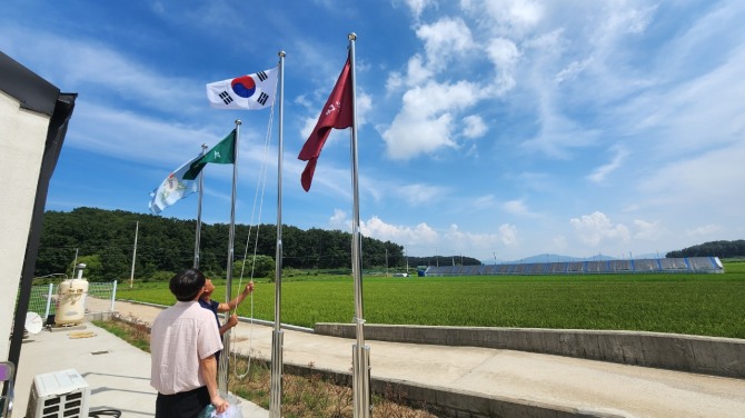 강화군 교동면은 광복절을 맞아 마을회관 및 경로당 20개소의 훼손된 태극기를 일제 점검하고 교체했다. 사진=강화군