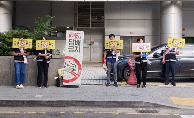 부천시가 금연구역 확대 내용을 안내하고 금연에 대한 시민의 인식을 높이기 위해 배너와 피켓을 이용한 홍보 캠페인을 펼치고 있다. 사진=부천시