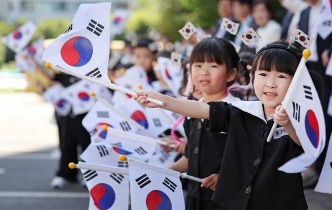 13일 대구 북구에서 열린 '광복 79주년' 기념 태극기 달기 운동에서 어린이집 원생들이 태극기를 흔들고 있다. 사진=뉴시스