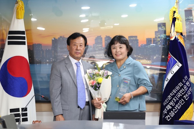 오인열 시흥시의회 의장(사진 오른쪽)이 지역 내 청렴문화 확산에 기여한 공로를 인정받아 지난 7일 부패방지국민운동총연합으로부터 부패방지 청렴인상을 수상했다. 사진=시흥시의회