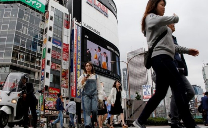 일본의 한 거리에서 사람들이 지나가고 있다. 사진=로이터