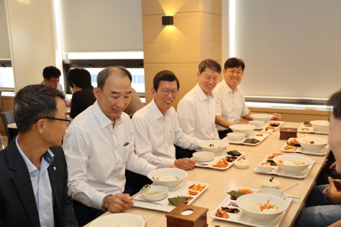 윤해진 NH농협생명 대표이사(가운데)가 19일 서대문구 본사 구내식당에서 임직원들과 아침식사를 하고 있다. 사진=농협생명 제공.