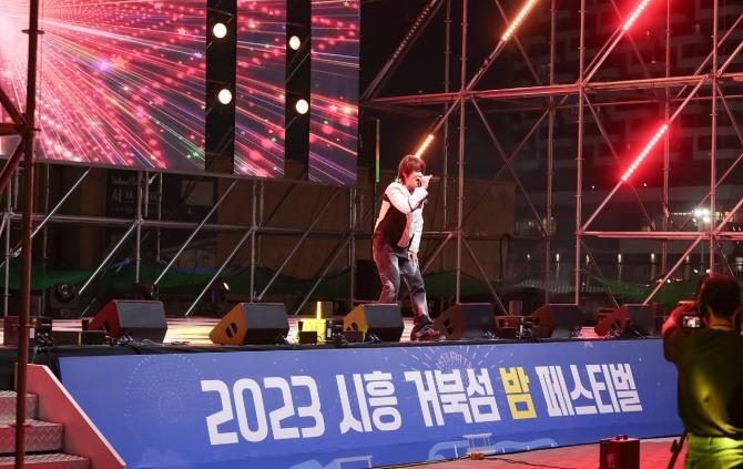 지난해 거북섬 해양축제 마지막 날 개그맨 겸 가수 다나카가 공연하고 있다. 사진=시흥시