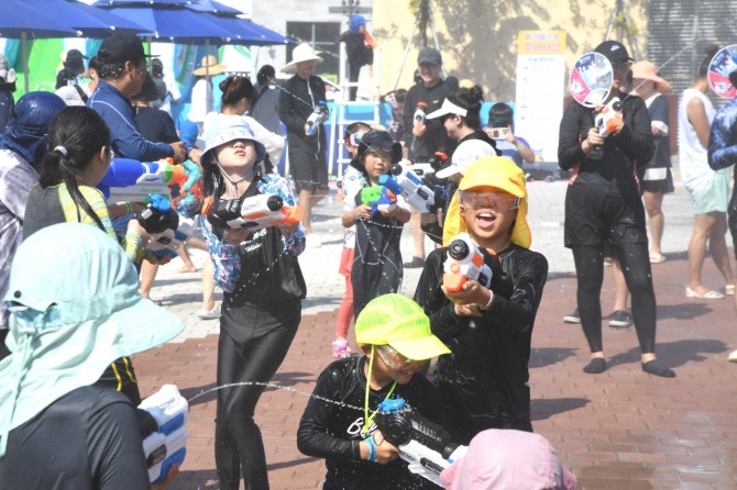 물총축제는 아이부터 어른까지 모두 즐길 수 있다. 사진=시흥시