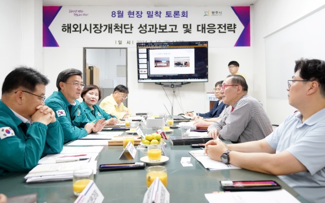 경기도 광주시가 지난 19일 초월읍 거산서 중소기업 해외시장개척단 지원 관련 현장 밀착 토론회를 진행하고 있다. 사진=광주시