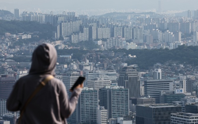 서울 중구 남산에서 서울 시내 아파트와 주택 단지가 보이고 있다. 사진=뉴시스