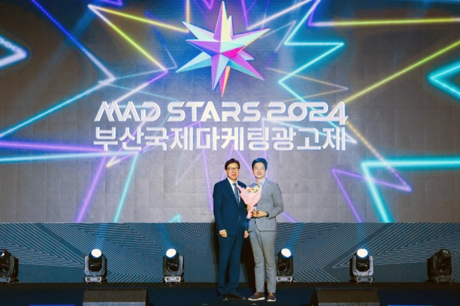 21일, 부산 벡스코에서 열린 ‘2024 부산국제마케팅광고제(MAD STARS)’에서 NS홈쇼핑이 공로상을 받았다. 박형준 부산국제마케팅광고제 조직위원장(왼쪽)과 NS홈쇼핑 허영환 미디어전략본부장이 기념사진을 찍고 있다.   /사진=NS홈쇼핑