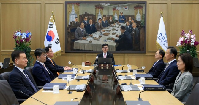 이창용 한국은행 총재가 22일 오전 서울 중구 한국은행 본관에서 열린 금융통화위원회 본회의를 주재하고 있다. 사진=한국은행