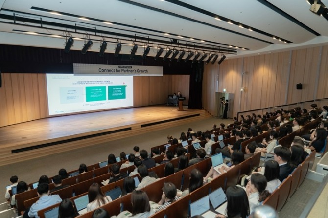 콜마홀딩스는 지난 21일 서울 서초구 한국콜마 종합기술원에서 화장품·건강기능식품 고객사들을 대상으로 마케팅 전략 설명회를 개최했다. / 사진=콜마홀딩스