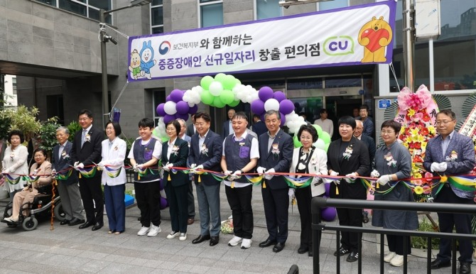 민승배 BGF리테일 대표(왼쪽 네번째), 이경혜 한국장애인개발원장(왼쪽 다섯번째), 이스란 사회복지정책실장(왼쪽 일곱번째), 오영훈 제주특별자치도지사(왼쪽 여덟번째), 문상익 제주특별자치도장애인총연합회장(오른쪽 다섯번째)이 기념 촬영을 하고 있다. / 사진=BGF리테일