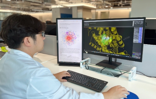 제이웨이브 플랫폼의 AI 모델 중 하나인 Disease-Target-Drug(DTD) 네트워크가 질병, 유전자, 약물 간의 복잡한 상호작용을 시각적으로 보여주고 있다. 해당 네트워크는 신규 타깃 단백질 발굴과 기존 약물의 새로운 적응증 탐색에 활용된다. 사진=JW중외제약