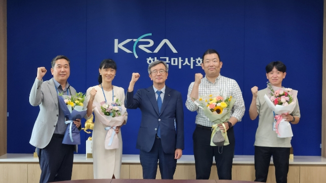 정기환 한국마사회 회장(가운데)이 지난 21일 가진 제2차 ‘CEO-칭찬 주인공 간담회’에서 칭찬 주인공으로 선정된 회사 직원들과 기념촬영을 하고 있다. 사진=한국마사회