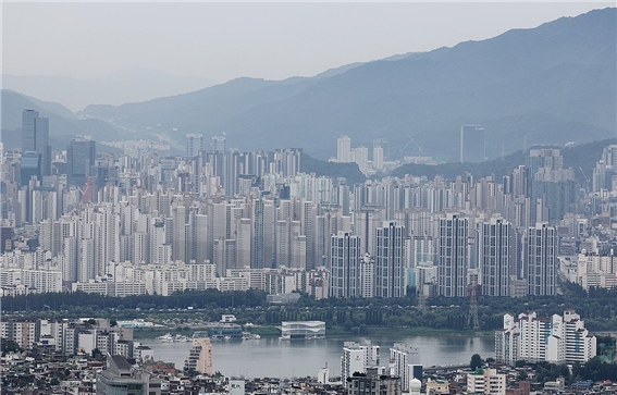 28일 국토교통부가 이날 정부서울청사에서 열린 경제관계장관회의에서 '서민·중산층과 미래 세대의 주거 안정을 위한 새로운 임대주택 공급 방안'을 발표했다. 서울 시내 아파트 등 주택가 모습. 사진=연합뉴스