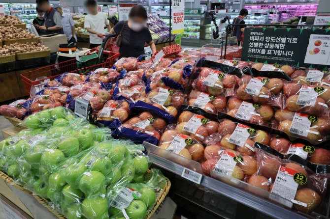 고객이 사과판매대를 둘러보고 있다. 사진=연합뉴스