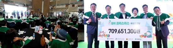 하병필 행정부시장이 28일 시청 중앙홀에서 열린 '8월의 크리스마스 캠페인 성료식'에서 후원금을 전달하고 있다. 사진=인천시