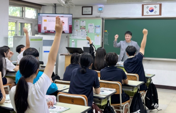 태평중학교 학생들이 '디지털 법률 교육'을 받고 있다. 사진=게임인재단