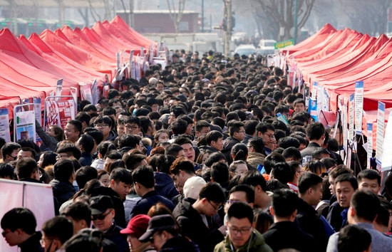 구직자들이 중국 허베이성 스자좡의 해방광장에서 열린 취업박람회에 모여있다. 사진=로이터