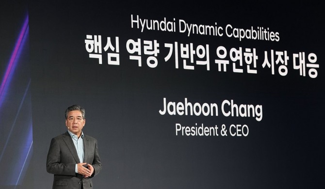 장재훈 현대자동차 사장이 지난 8월 28일 오후 서울 여의도 콘래드호텔에서 열린 'CEO 인베스터 데이'에서 '핵심 역량 기반의 유연한 시장 대응'을 주제로 발표하고 있다. 사진=연합뉴스