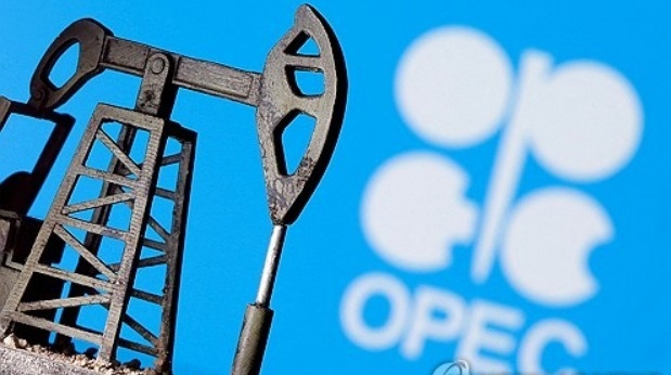 2020년 4월 14일 OPEC 로고 앞에 3D 프린팅 오일 펌프 잭이 보인다. 사진=로이터/연합뉴스