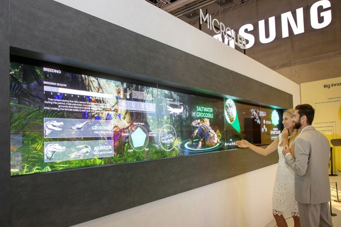 오는 6일부터 10일(현지시간) 'IFA 2024'가 열리는 삼성전자 전시관에서 삼성전자 모델이 211형 투명 마이크로 LED를 소개하고 있다. 사진=삼성전자