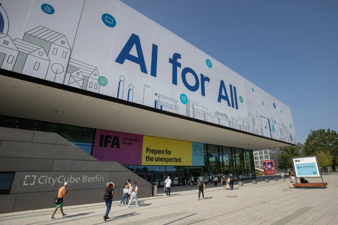 삼성전자가 오는 6일부터 10일(현지시간) 독일 베를린에서 열리는 유럽 최대 가전전시회 'IFA 2024'에 '모두를 위한 AI(AI for All)'를 주제로 설치한 옥외 광고 밑으로 사람들이 전시장에 입장하고 있다. 사진=삼성전자