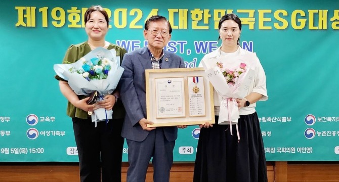 이민숙 삼우인터내셔널 대표, 서상목 전 복지부장관, 이유나 삼우인터내셔널 신사업본부장.(오른쪽부터) 사진=삼우인터내셔널