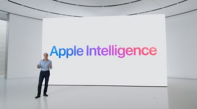 크레이그 페더리기 애플 소프트웨어 엔지니어링 수석부사장이 6월 진행된 WWDC24에서 '애플 인텔리전스'를 발표하고 있다. 사진=애플