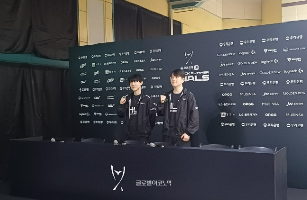 2024 LCK 서머 스플릿 최종결승진출전 직후 기자회견 현장에서 승리 기념 포즈를 취하고 있는 한화생명 e스포츠의 최인규 감독(오른쪽)과 '피넛' 한왕호 선수. 사진=이원용 기자