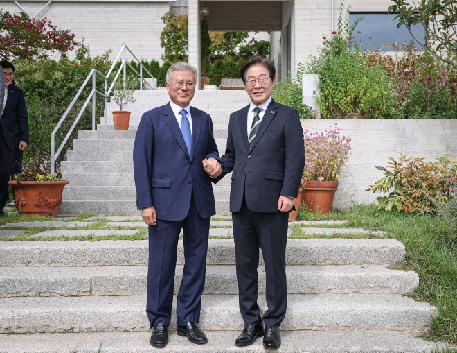 문재인 전 대통령이 8일 경남 양산 평산마을 사저를 예방한 더불어민주당 이재명 대표와 손을 잡고 기념촬영 하고 있다. 사진=연햡뉴스