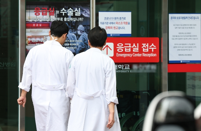 지난 6일 대구 한 상급종합병원에서 의료관계자들이 들어가고 있다. 사진=연합뉴스