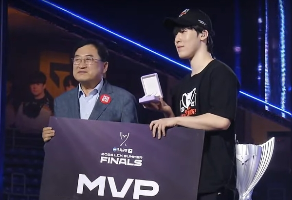 2024 LCK 서머 스플릿 결승전 MVP 세레머니를 하고 있는 주낙영 경주시장(왼쪽)과 '제카' 김건우 선수. 사진=LCK 공식 유튜브 채널