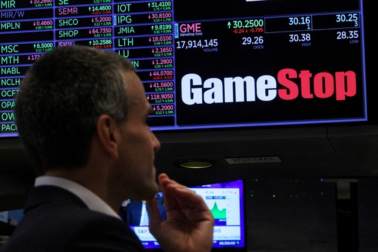 트레이더들이 미국 뉴욕시의 뉴욕증권거래소(NYSE)에서 게임스톱(GameStop)이 거래되는 자리에서 일하고 있다. 사진=로이터