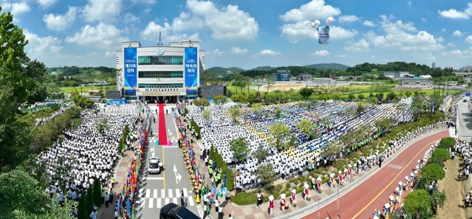 8일, 8만 신도 운집한 신천지 청주 교회 전경