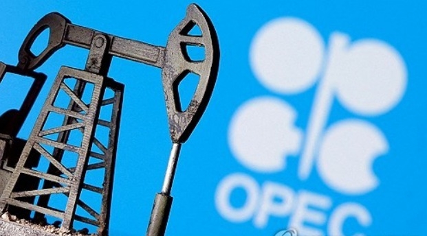 2020년 4월14일 석유수출국기구(OPEC) 로고 앞에 3D 프린팅 오일 펌프 잭이 보인다.     사진=로이터/연합뉴스