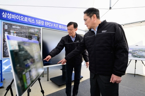 이재용 삼성전자 회장이 2월 삼성바이오로직스 인천사업장을 찾아 5공장 건설 현장에서 관계자 브리핑을 듣고 있다. 사진=삼성전자