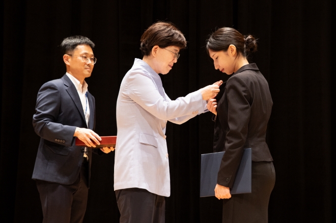 최연혜 한국가스공사 사장이 9일 대구 본사에서 열린 2024년 신입직원 임용식에서 신입사원 대표에게 공사 배지를 달아주고 있다. 사진=한국가스공사