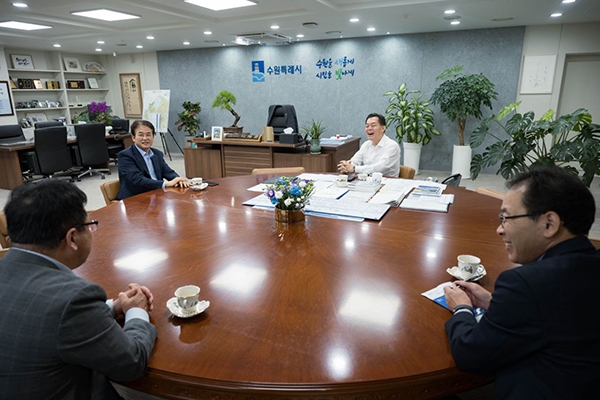10일 수원시청에서 열린 양자 회동에서 두 시장이 수도권 과밀억제권역 규제 완화와 특례시 권한 확보 방안을 논의했다. 사진=고양시