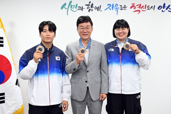 이민근 안산시장이 지난달 14일 시청을 방문한 유도 종목의 윤현지(왼쪽), 김하윤 선수와 포즈를 취하고 있다. 사진=안산시