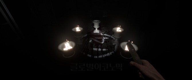 지하실에서 엑소시즘 조건의 하나인 손가락 모으기를 하고 있는 모습. 사진=캡처