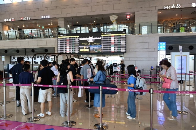 지난 11일 김포국제공항 국내선 터미널애서 여객들이 공항을 이용하고 있다. 사진=한국공항공사