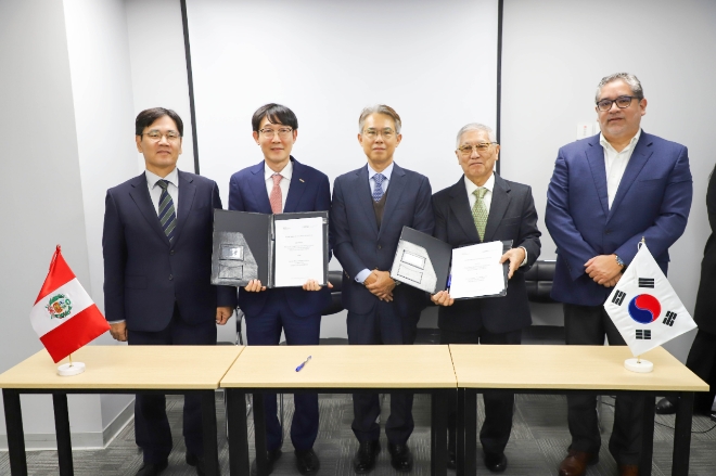 이대희 중소기업벤처부 중기정책실장(맨 왼쪽), 김대철 기술보증기금 이사(왼쪽 두 번째) 등 관계자들이 지난 11일 페루 리마 윈드워드 타워에서 알렉산드로 아푸소 히가 페루혁신청장(맨 오른쪽)을 만나 업무협약을 맺고 기념촬영 하고 있다. 사진=기보 