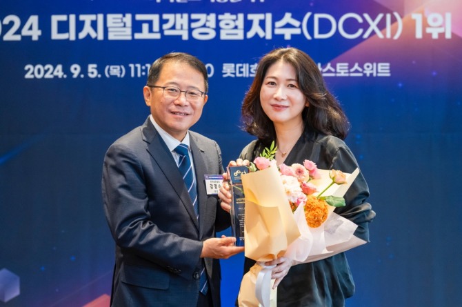 9월 5일 서울 소공동 롯데호텔에서 진행된 '디지털 고객 경험지수(DCXI)' 인증 수여식에서 한국표준협회 강명수 회장(왼쪽)과 삼성전자 이보나 상무(오른쪽)가 기념 촬영을 하고 있다. 사진=삼성전자