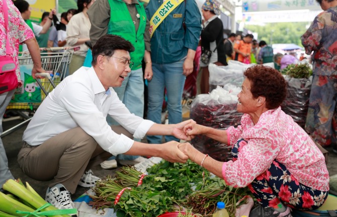 김철우 군수가 녹차골보성향토시장 상인들과 소통하고 있다.사진=보성군