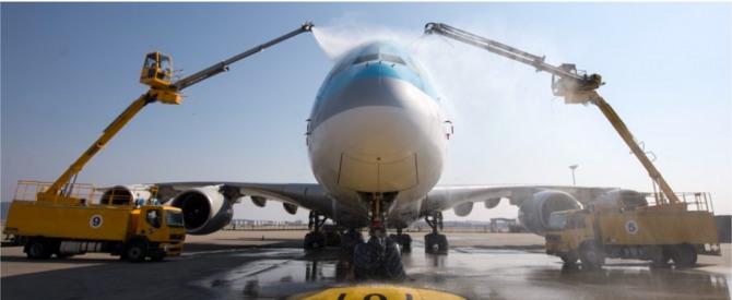 대한항공이 자사 A380 항공기 동체를 물세척하고 있다. 사진=대한항공 뉴스룸