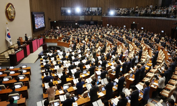 국회의원들이 2일 서울 여의도 국회 본회의장에서 열린 22대 국회 개원식 겸 본회의 개회식에 참석해 선서하고 있다. 사진=연합뉴스