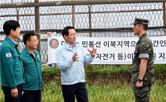 유정복 인천광역시장이 18일 강화군 송해면 당산리 대남 소음방송 현장을 찾아 군 관계자로부터 현황을 보고받고 현장을 점검하고 있다. 사진=인천시