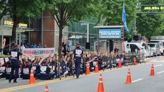 고려아연 노동조합 70여명이 19일 오전 서울 광화문 MBK 본사 앞에서  MBK자본을 규탄하는 집회를 진행하고 있다. 사진=고려아연